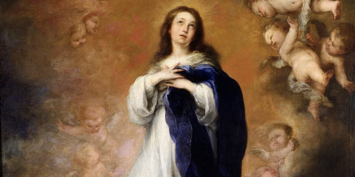 A Virgem Maria de túnica branca e manto azul, mãos cruzadas no peito, sobre a lua entre anjos (pormenor)