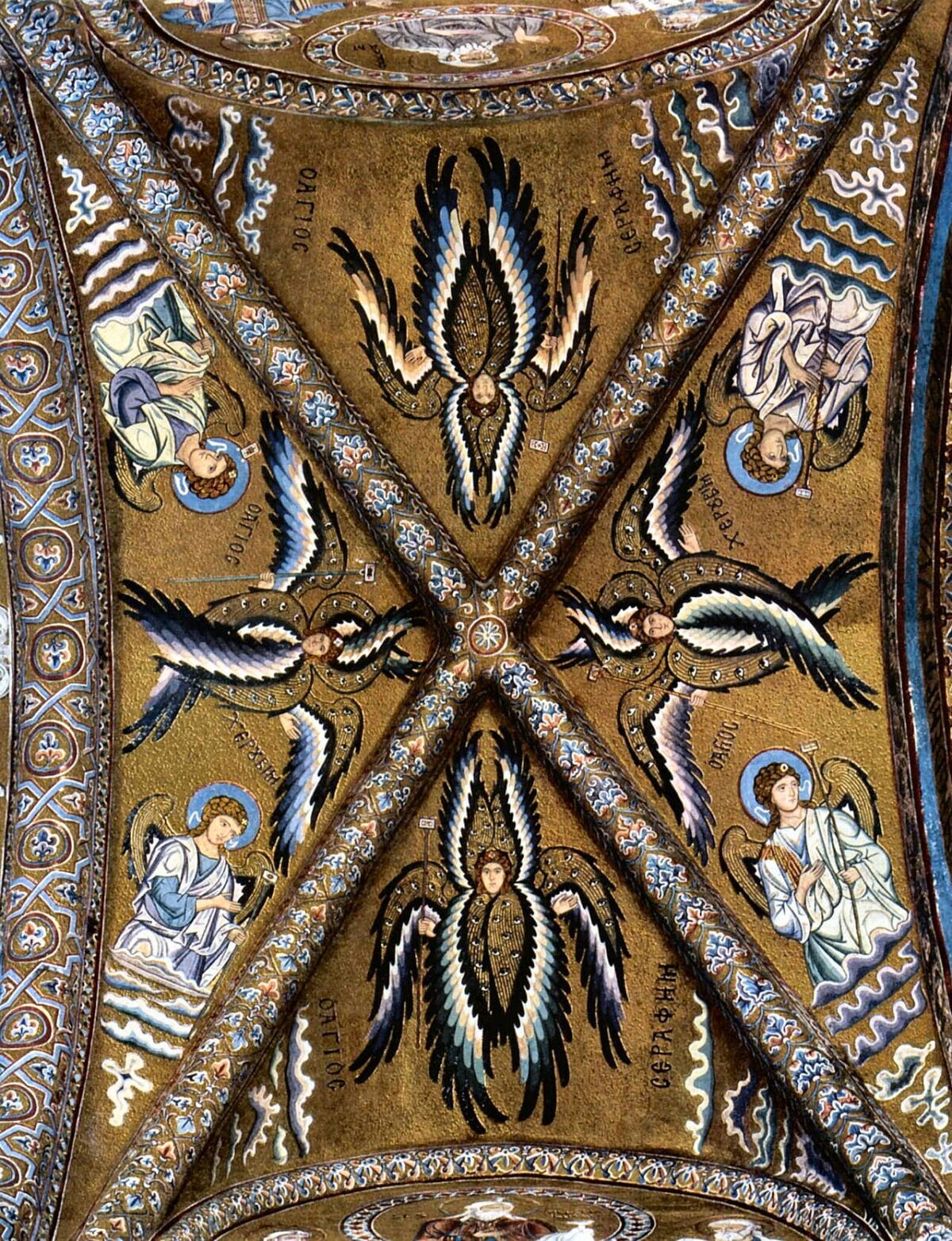 Abóbada de cruzaria em mosaico bizantino sobre ouro na catedral de Cefalù: dois serafins de seis asas em cima e em baixo e dois querubins também de seis asas dos lados, com os nomes em grego, todos com olhos nas asas e cetro na mão, e quatro anjos de auréola e cetro nos cantos