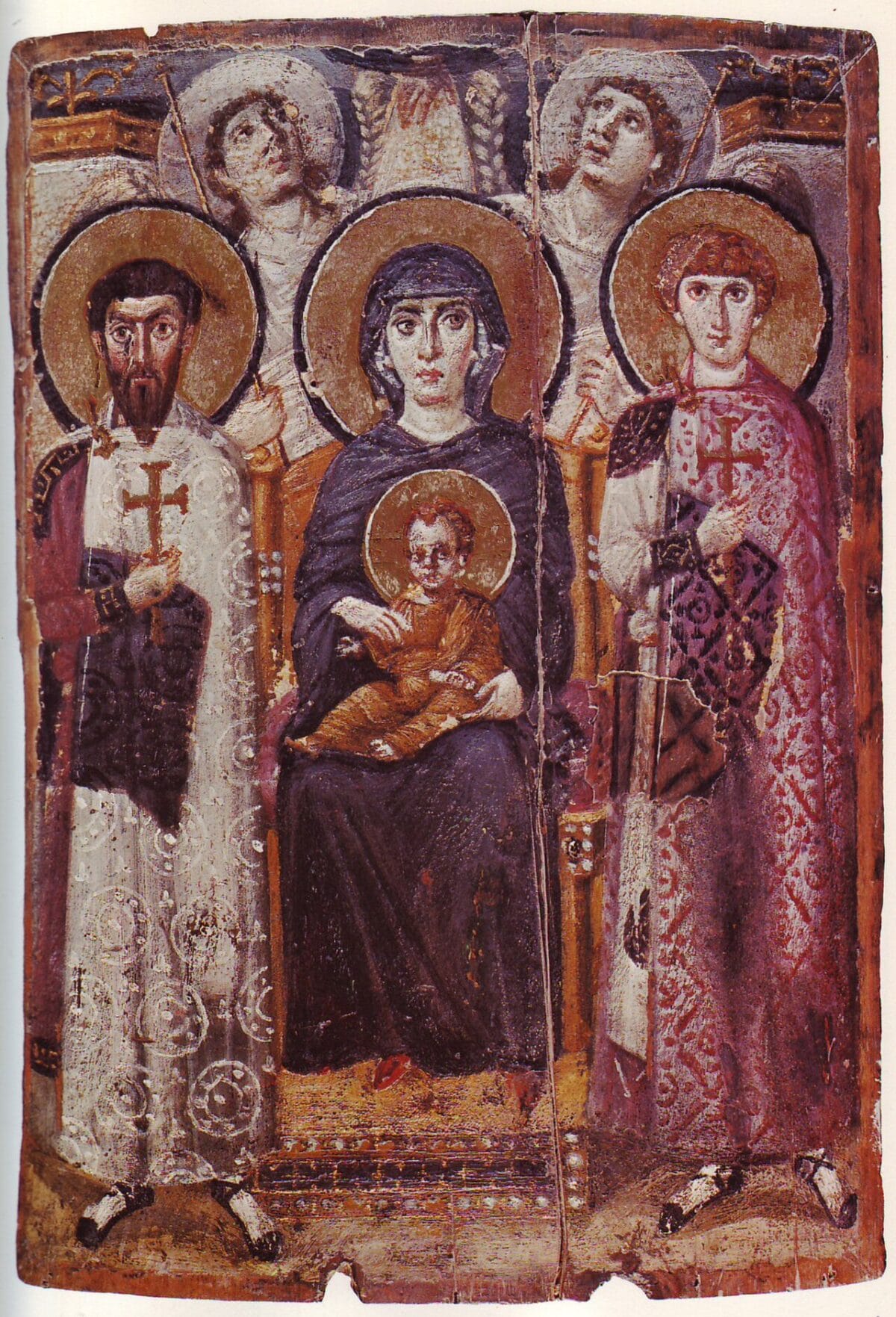 Ícone encáustico bizantino, a Virgem Maria sentada no trono com o Menino ao colo, entre São Teodoro e São Jorge, com dois anjos atrás do trono a olhar para o alto